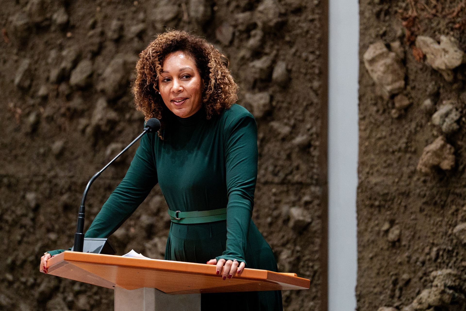 Nathalie van Berkel (D66) durante un debate en la Cámara de Representantes. 