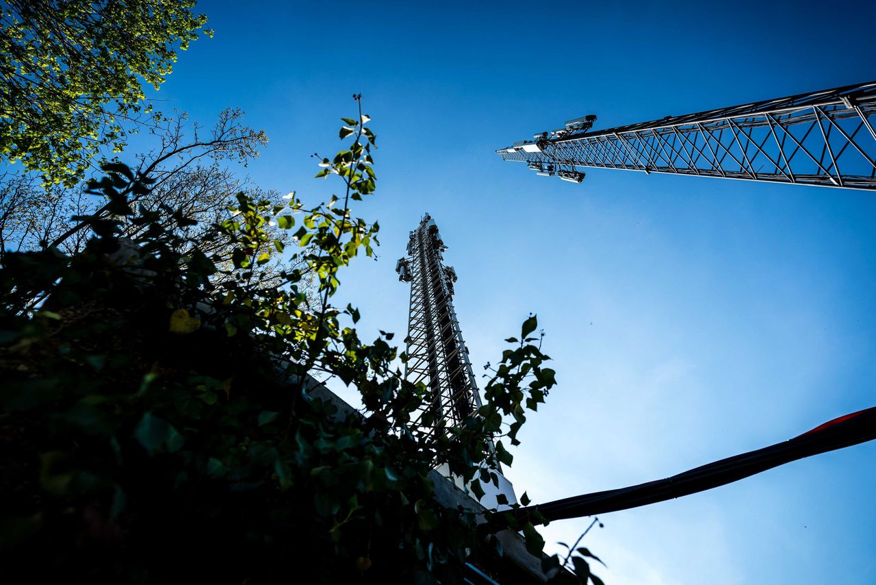 In het Brabantse Nuenen werd eerder deze maand een mast volledig vernield door brand en is een noodmast geplaatst.