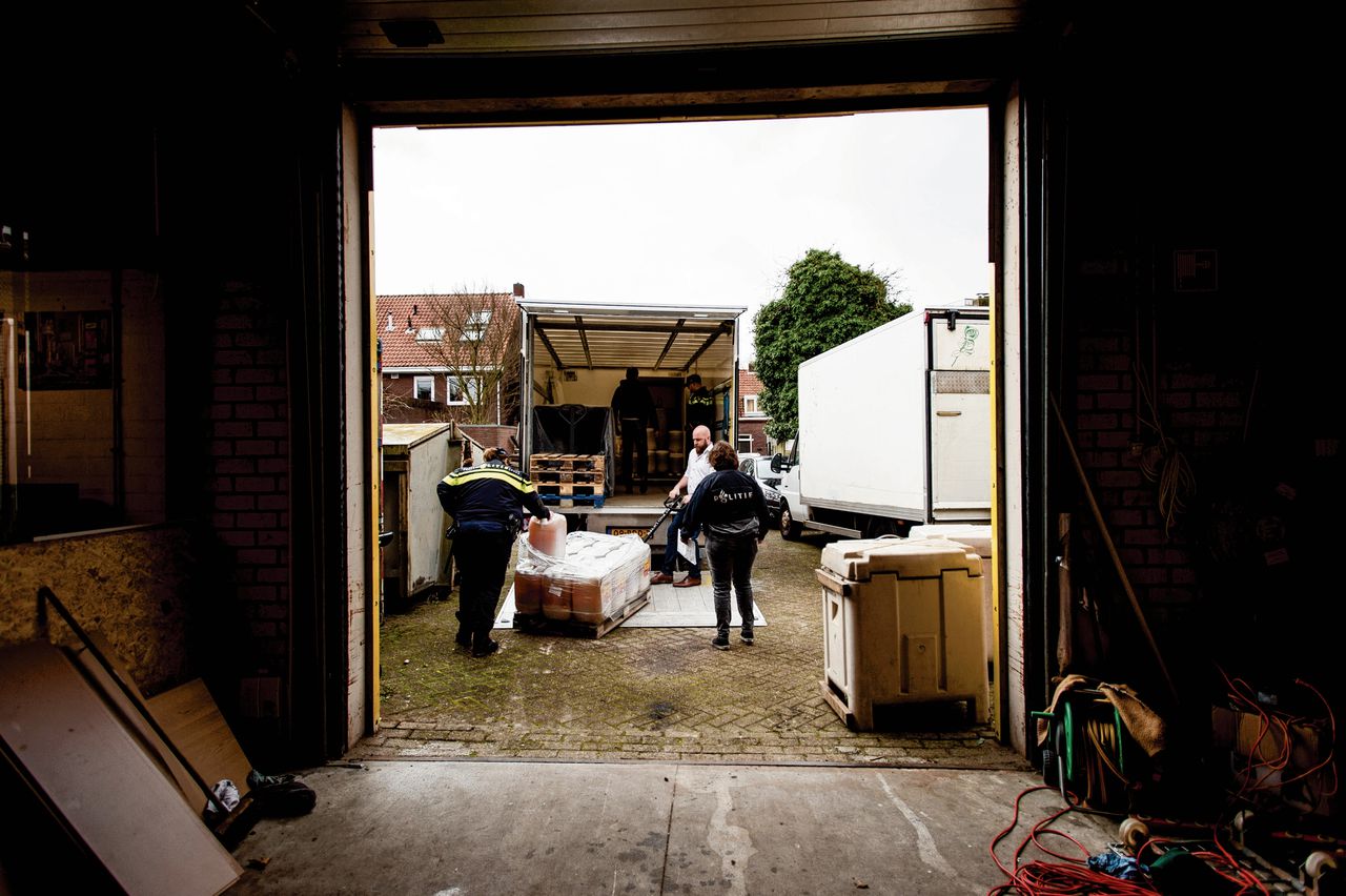 Inval van opsporingsdiensten in een opslag voor grondstoffen voor mdma in Eindhoven.