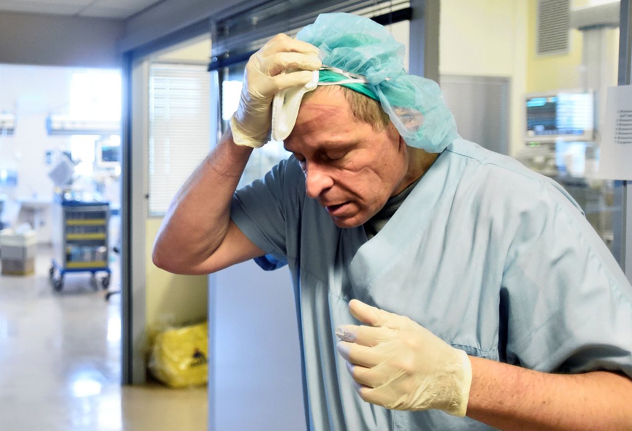 Sommige ziekenhuizen in Italië zijn zelf besmettingshaarden geworden. Op de foto een arts die net van een intensive care afdeling komt.