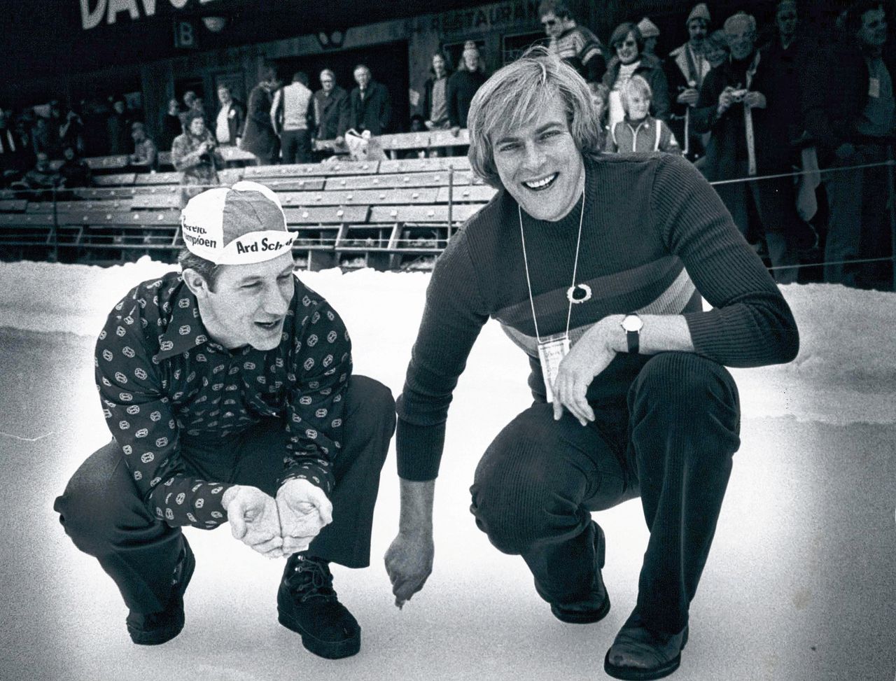Kees Verkerk (links) en Ard Schenk in Davos (1977), toen er een laagje water op het ijs lag.