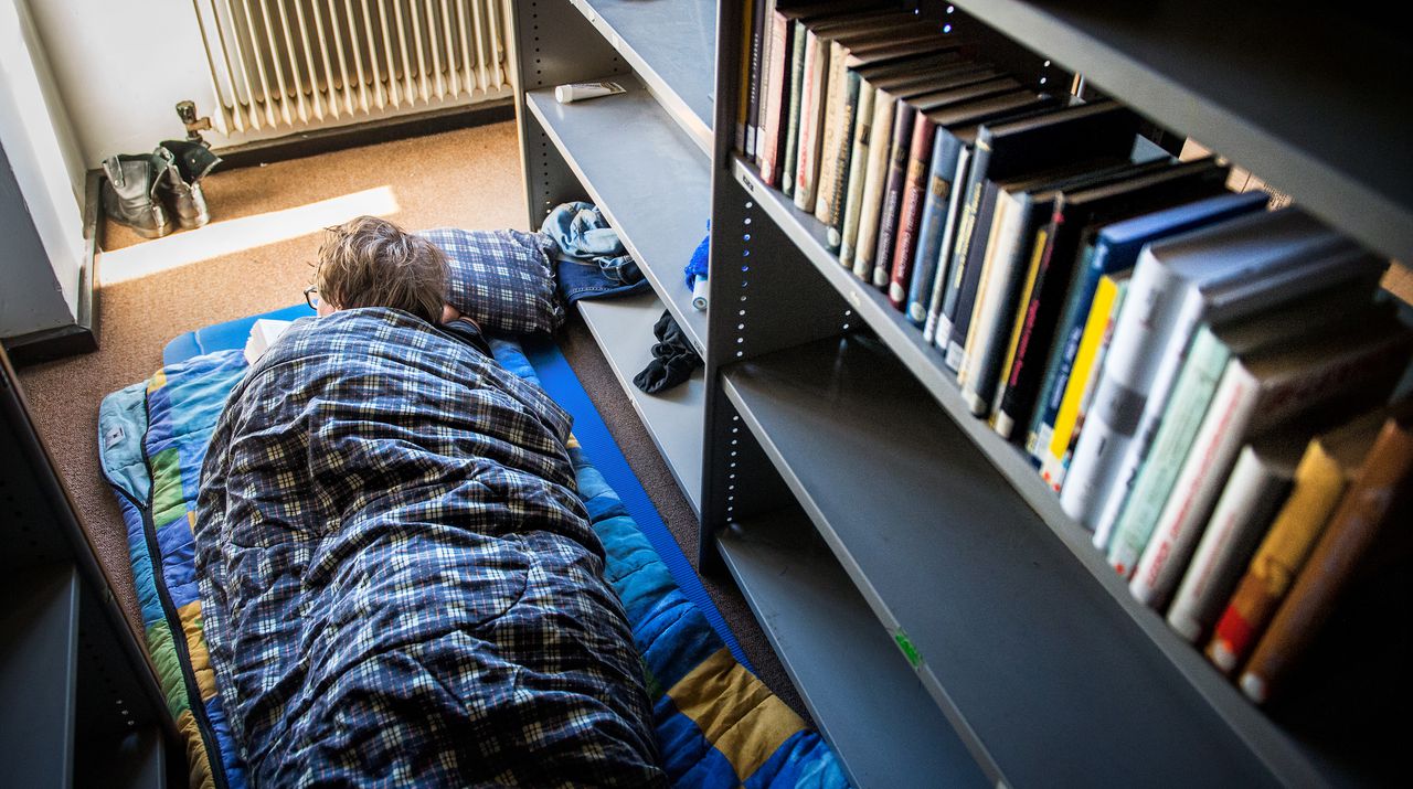 Een slaapplek in het door studenten bezette Bungehuis.