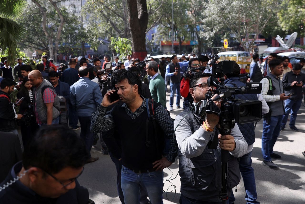 Journalisten staan in februari in New Delhi buiten bij de BBC-redactie terwijl Indiase belastingambtenaren een huiszoeking uitvoeren.