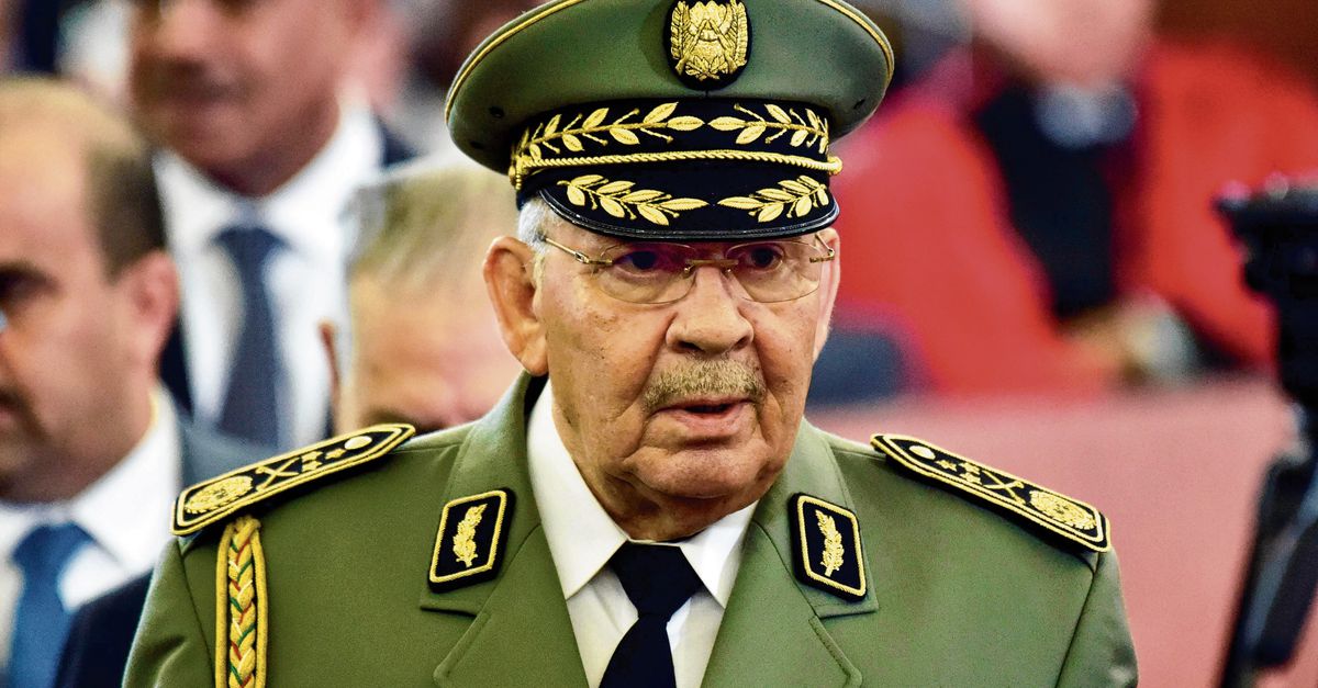 Generaal Salah, sterke man van het Algerijnse regime, plots overleden - NRC