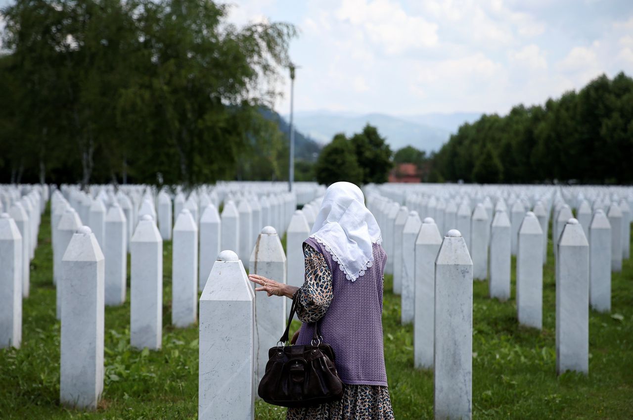 Een Bosnische moslima bij het Srebrenica-monument in Potocari.