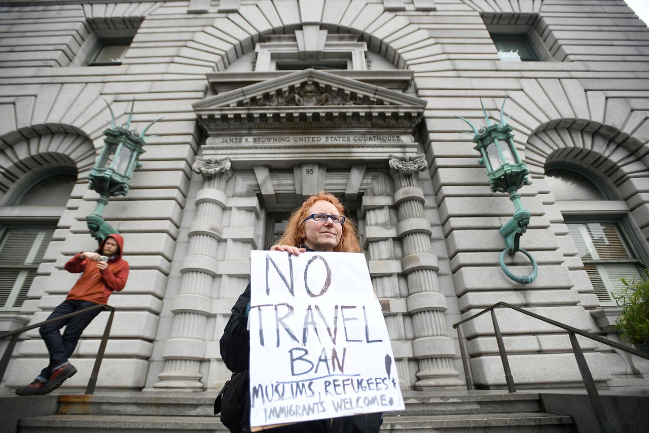 Demonstrante Beth Cohn buiten de rechtszaal in San Francisco waar de zaak behandeld werd