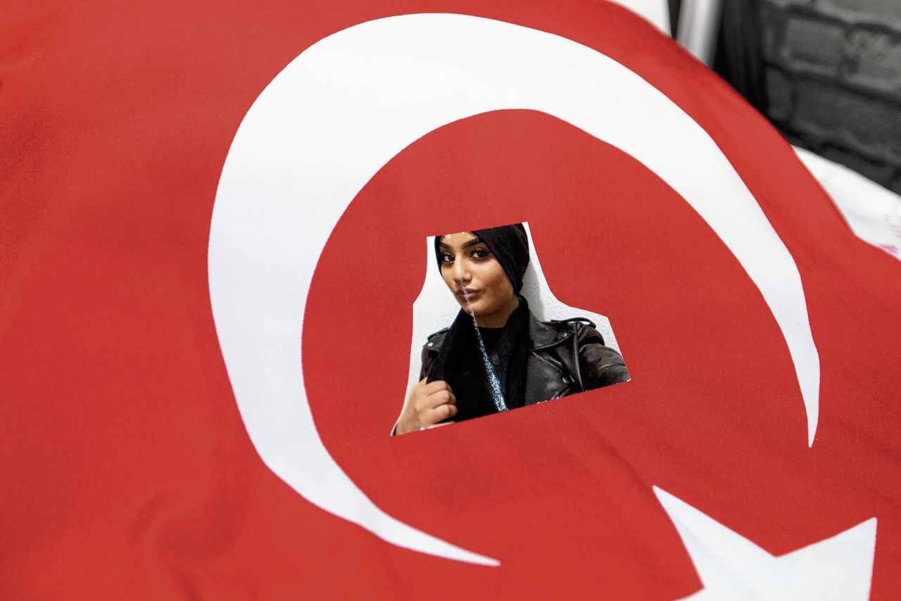 Hümeyra had een kleine kamer. Op haar bed liggen nu Turkse vlaggen en foto’s.