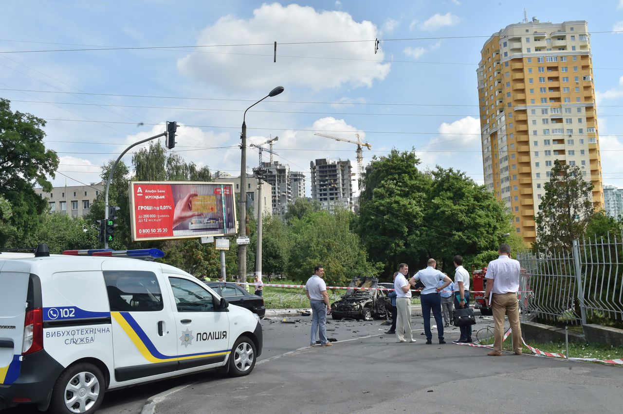 Onderzoekers bij de verwoeste auto van Maksym Sjapoval, een hoge Oekraïense inlichtingenofficier die dinsdag werd omgebracht in Kiev.