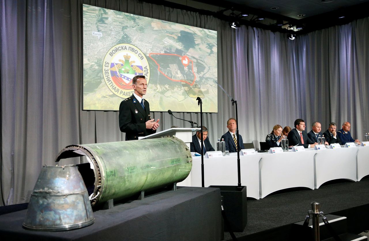 Onderdeel van de Boek-raket die vlucht MH-17 neerhaalde, te zien tijdens een persbijeenkomst van het Joint Investigation Team, dat onderzoek doet naar de crash van de vlucht.