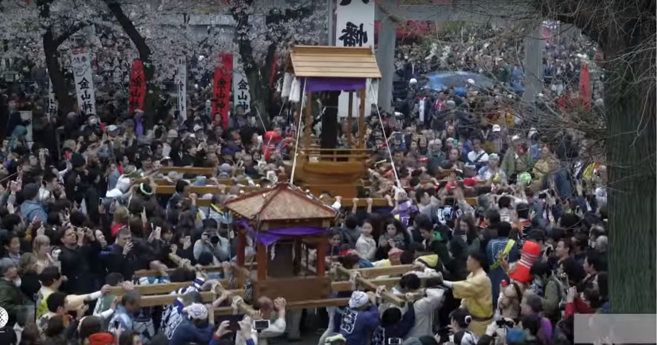 Kijken: het jaarlijkse fallusfestival van Japan 