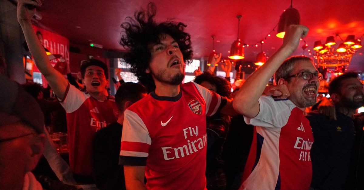 Britse voetbalclub Arsenal voor het eerst sinds 2004 kampioen van de Premier League, Manchester City speelt gelijk
