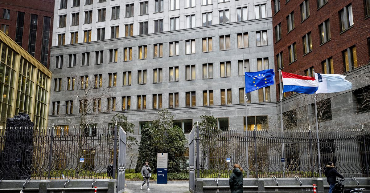 Toeslagenouder legt beslag op standbeeld ministerie wegens niet betaalde dwangsom