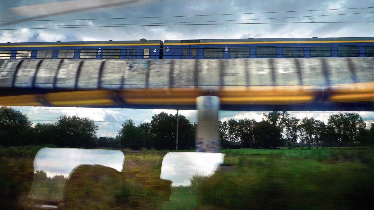 Een NS-trein opeen spoorbrug in Limburg. Volgens toezichthouder ACM wilde NS koste wat het kost voorkomen dat een ander bedrijf de aanbesteding zou winnen.