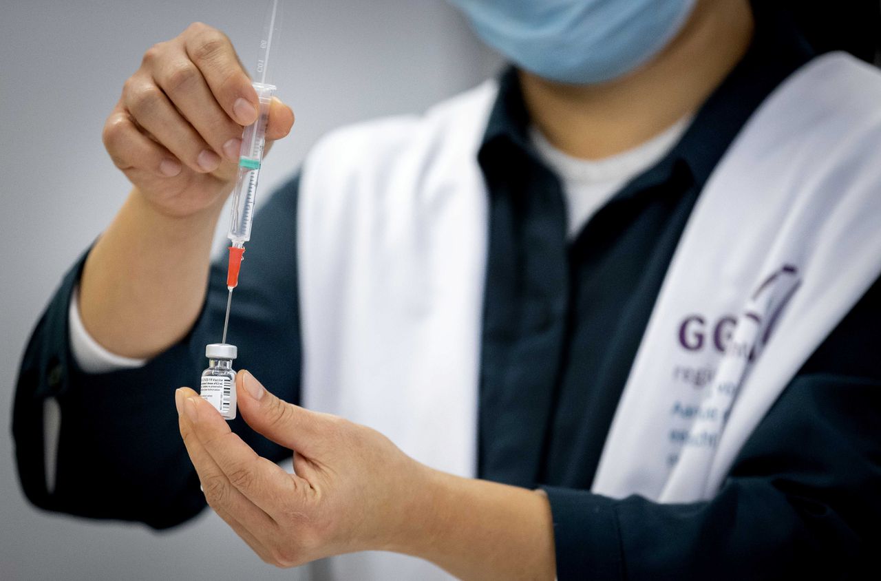 Een vaccin wordt geprepareerd op een priklocatie van de GGD.