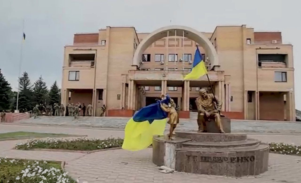 Oekraïense vlaggen in het centrum van Balaklija, nadat het stadje is bevrijd in het oosten. Het beeld komt uit een videofragment van het Oekraïense ministerie van Defensie.
