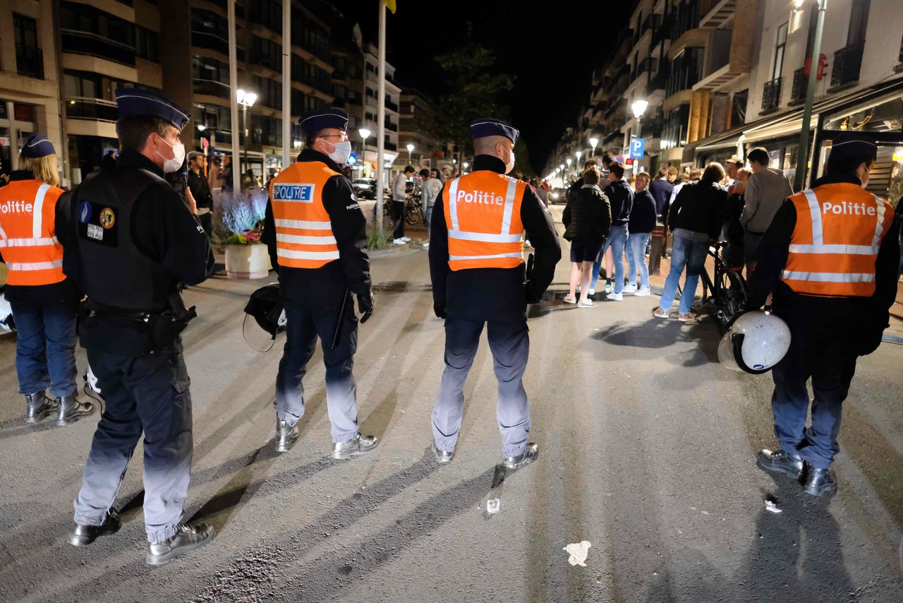 Politie patrouilleert in Knokke, België, nadat feestende jongeren de nachtklok die is ingesteld niet respecteerden, 11 juli 2020.