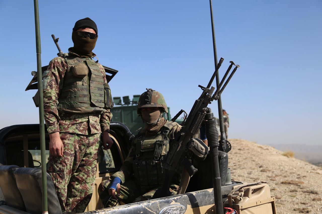 Afghaanse militairen patrouilleren.