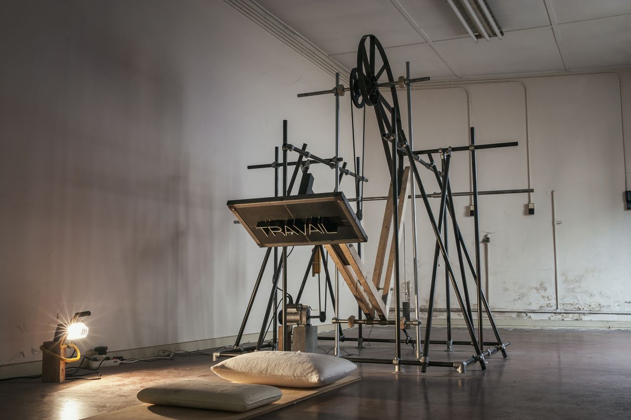 Het werk 'Sisyphean' (2016) van Hyo Jae Park verwijst naar de machines die Leonarde Da Vinci ontwierp en de mythe van Sisyfus.
