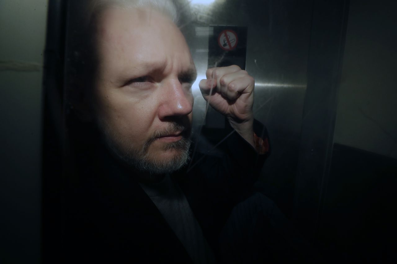 Julian Assange zit momenteel een gevangenisstraf uit in het Verenigd Koninkrijk.