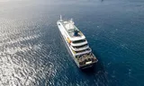 Cruiseschip de Hondius bij de kust van Praia.