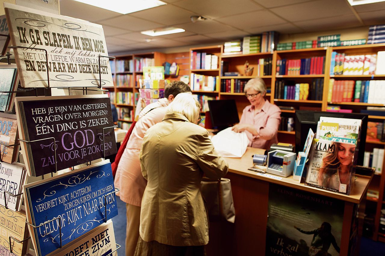Christelijke boekhandel De Goede Herder verliest 80 procent van zijn klanten als de winkel op zondag open zou gaan, zegt eigenaar Jo van Dorp.