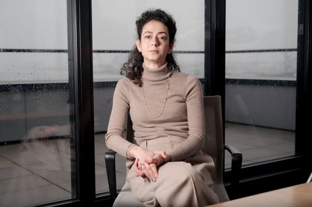 Projectontwikkelaar Bahar Akbarian in haar kantoor in Amsterdam-Noord. In Nederland duurt bouwen lang, vertelt ze. Vier jaar is ongekend snel.  