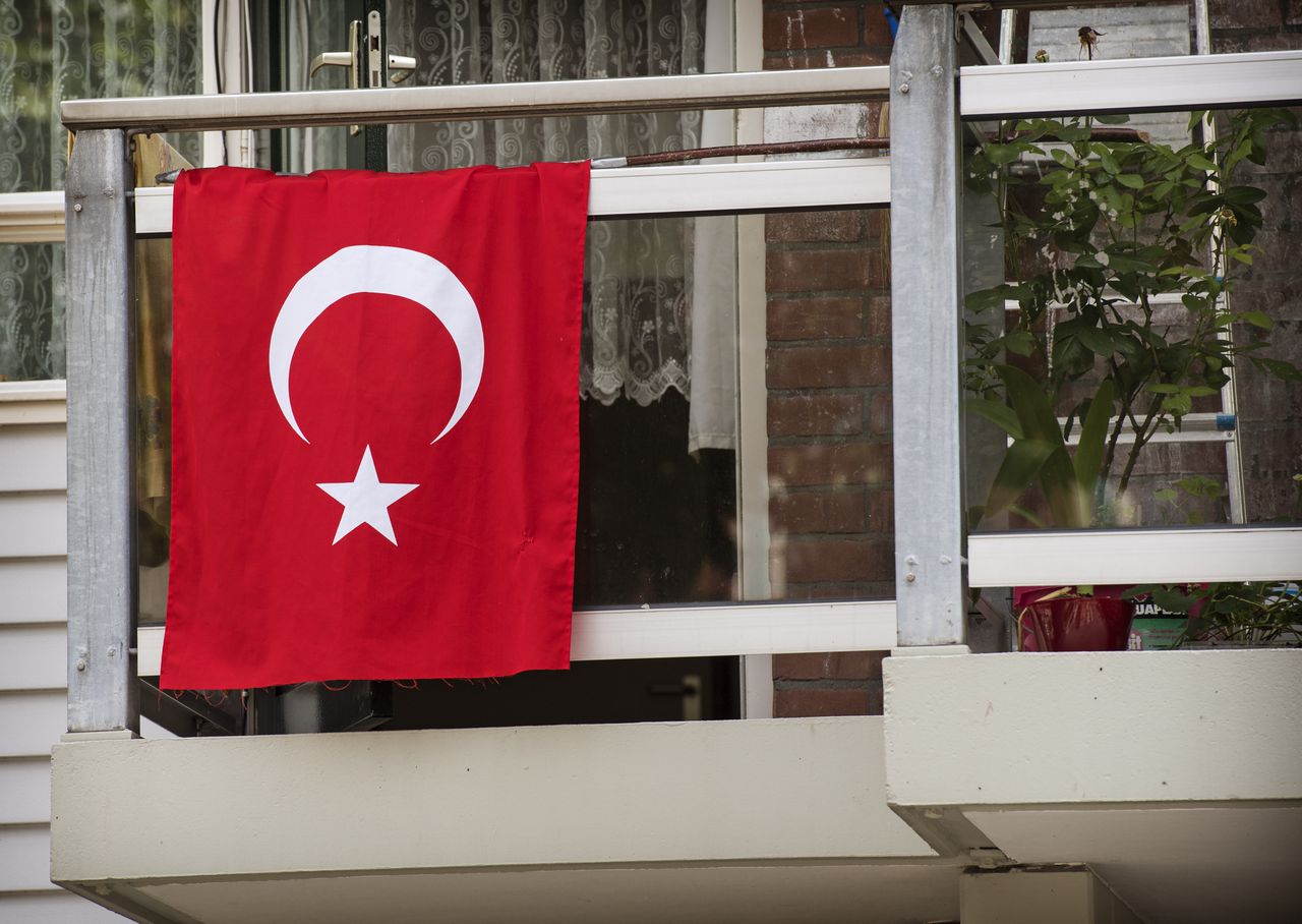 Turkse vlaggen in Rotterdam.