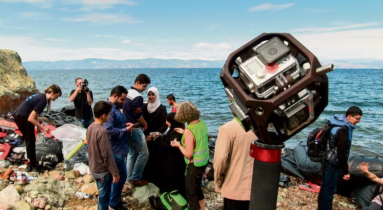 Opnamen van de documentaire In het spoor van de vluchteling (KRO-NCRV) op het Griekse eiland Lesbos. De VR-camera bestaat uit zes buitencamera’s van GoPro, die je allemaal apart moet aanzetten.