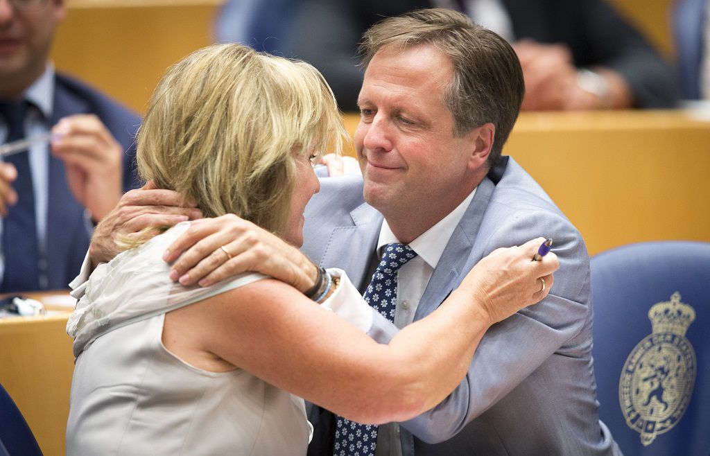 Pia Dijkstra krijgt dinsdag in de Tweede Kamer de felicitaties van D66-leider Alexander Pechtold.