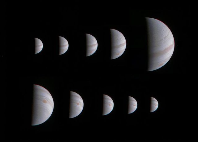 Een montage van tien beelden van de JunoCam laat zien hoe Jupiter schijnbaar groeit en krimpt naarmate de sonde dichterbij of verder weg staat.