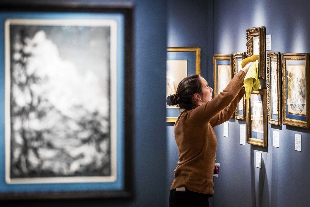Een handelaar tijdens kunstbeurs TEFAF in Maastricht in 2019.