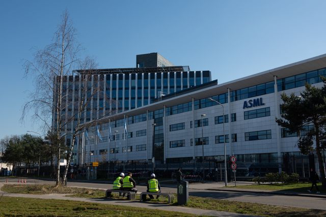 ASML zet na recordjaar het mes in overvloed aan managers - NRC