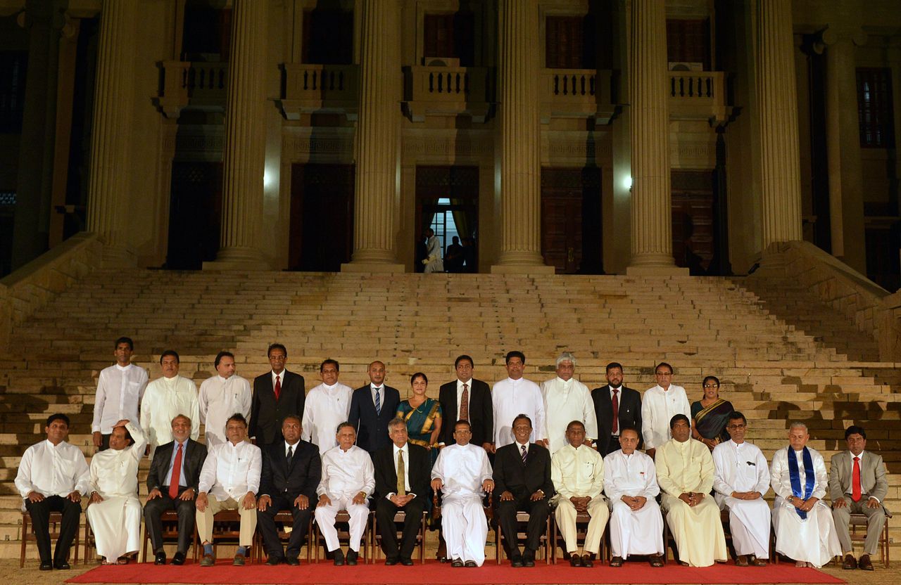 De Sri Lankaanse president Maithripala Sirisena zit te midden van zijn nieuwe ministersploeg. Die is voor 100 dagen benoemd, tot de parlementsverkiezingen.