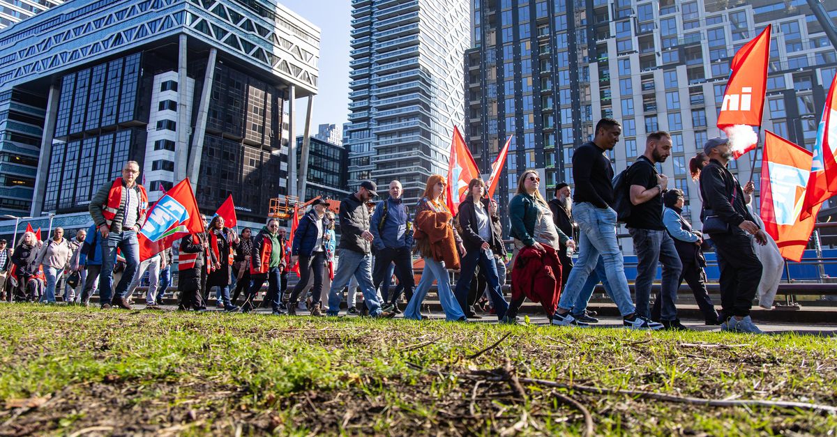 Rijksambtenaren leggen landelijk werk neer in strijd tegen nullijn. Datum: 14 april