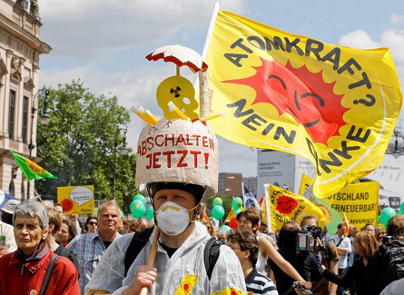 Anti nuclear protesters demonstrate in the streets of Berlin against German government's nuclear power plant policy, May 28, 2011. REUTERS/Tobias Schwarz