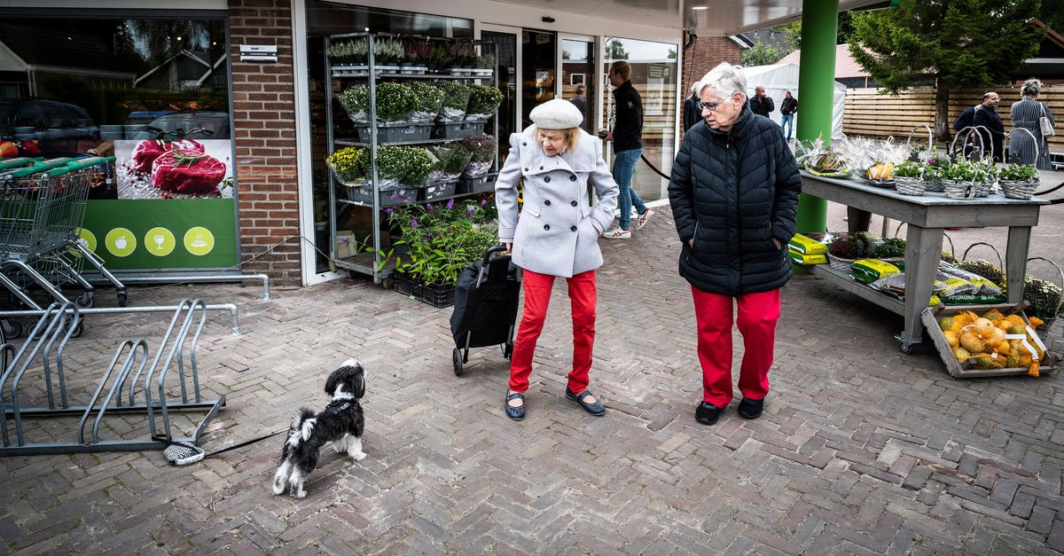 Het dorpje Wijnjewoude heeft na jaren z'n buurtsuper terug - NRC