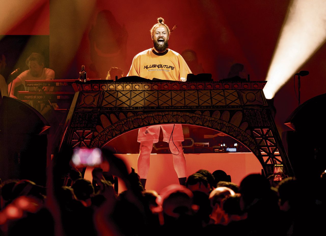 DJ La Fuente tijdens de huldiging van de Nederlandse roeisters van de vierzonder na het behalen van de tweede gouden Nederlandse roeimedaille voor Nederland op de Olympische Spelen (augustus 2024).