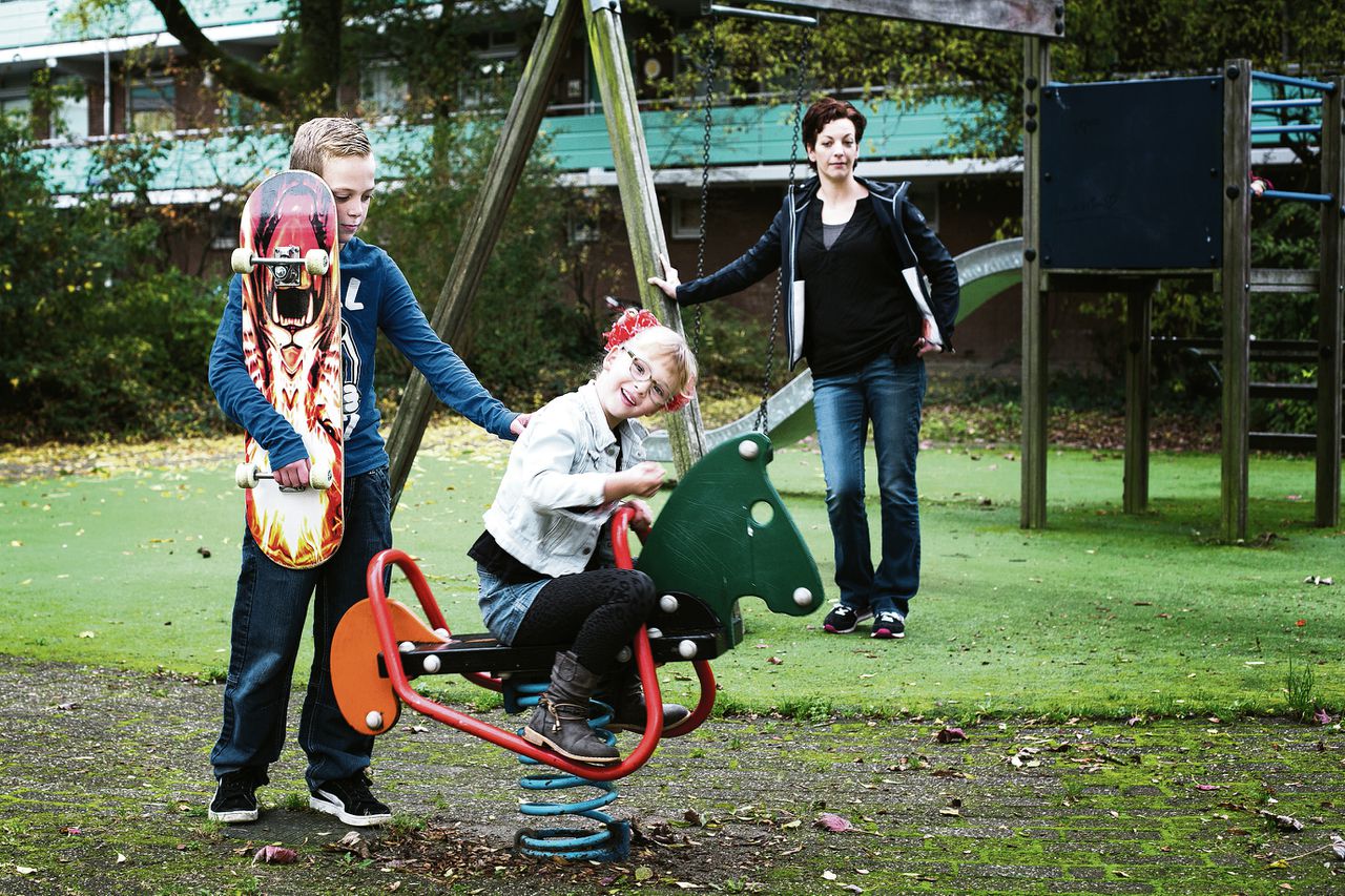 Moeder Christa van Hese en haar kinderen in de speeltuin. Het zou voor haar kinderen niet veilig zijn op basisschool De Parachute.