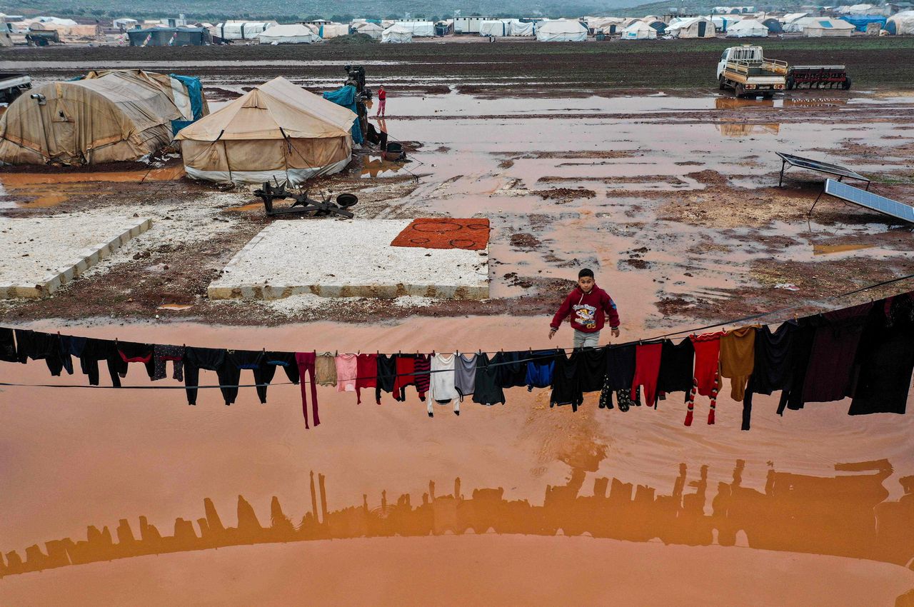Een overstroomd vluchtelingenkamp in Idlib, Noord-Syrië.