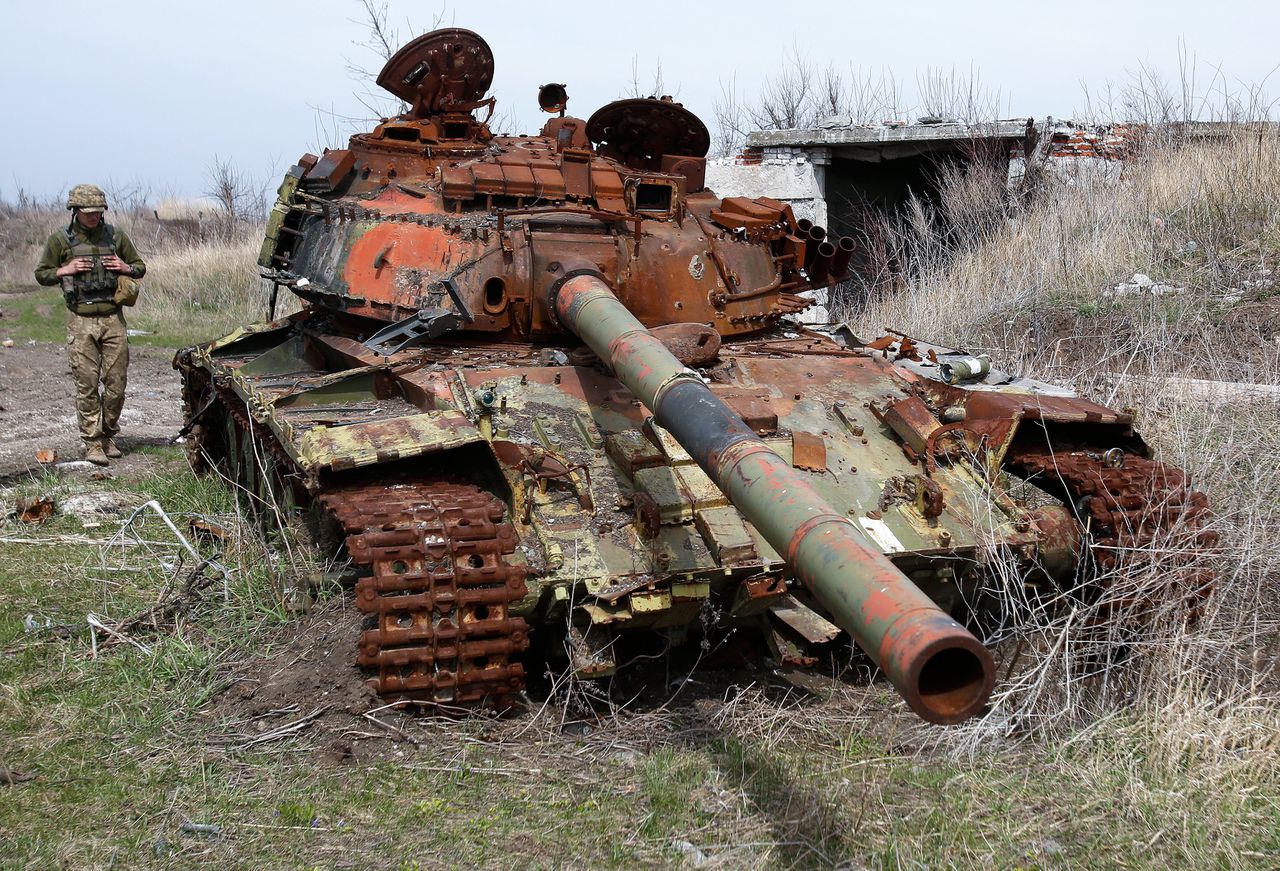 Een Oekraïense soldaat staat bij een beschadigde tank in de buurt van de stad Avdiivka.