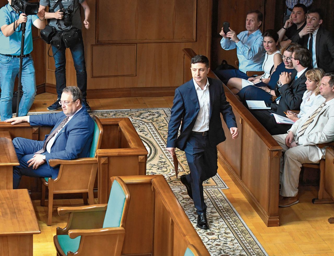 Volodymyr Zelensky moest zich op 11 juni verantwoorden voor zijn beslissing om het parlement te ontbinden en vervroegde verkiezingen te houden.