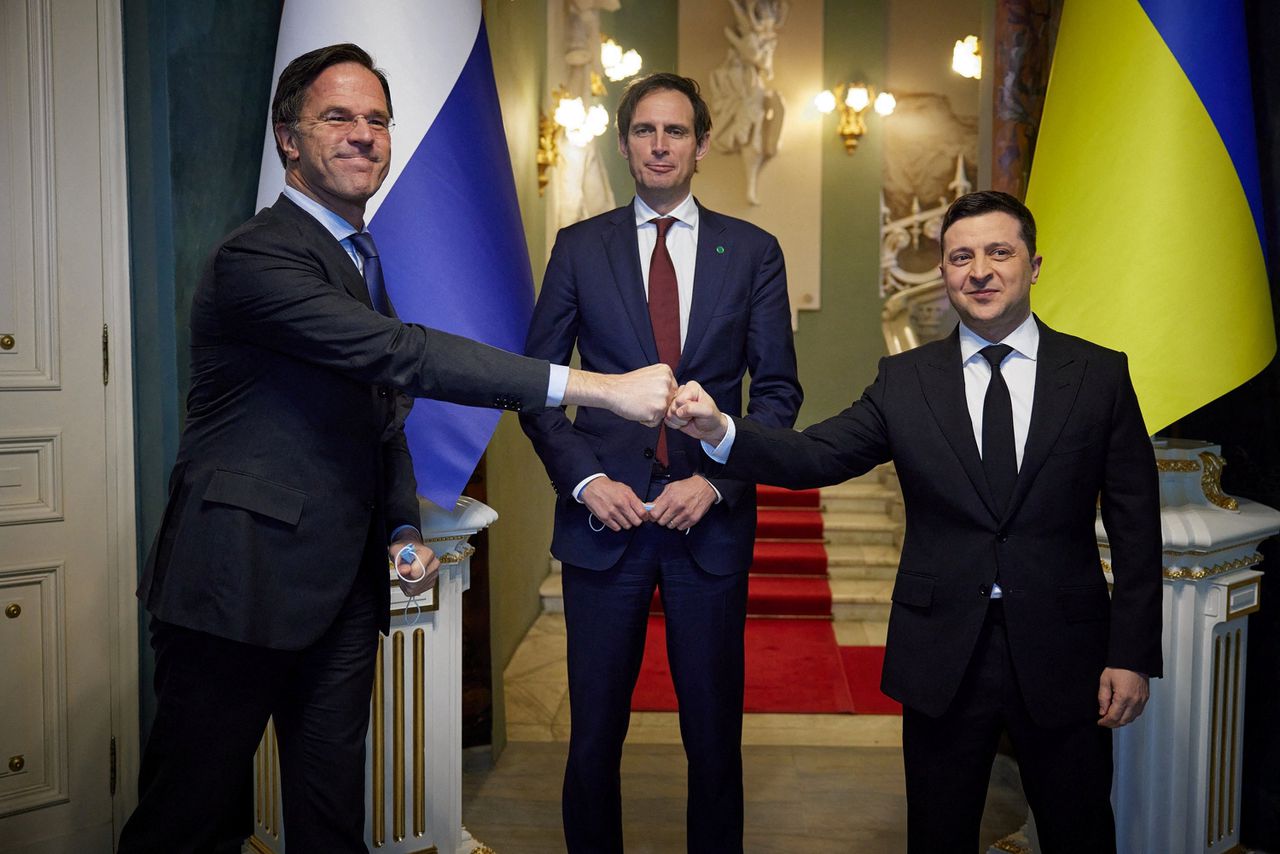 Premier Rutte, minister Hoekstra en de Oekraïnse president Zelensky spraken woensdag in Kiev over de levering van defensieve wapens.