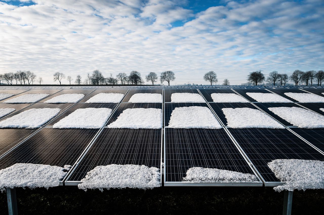 Het grootste zonnepark van Nederland in Farmsum bij Delfzijl.