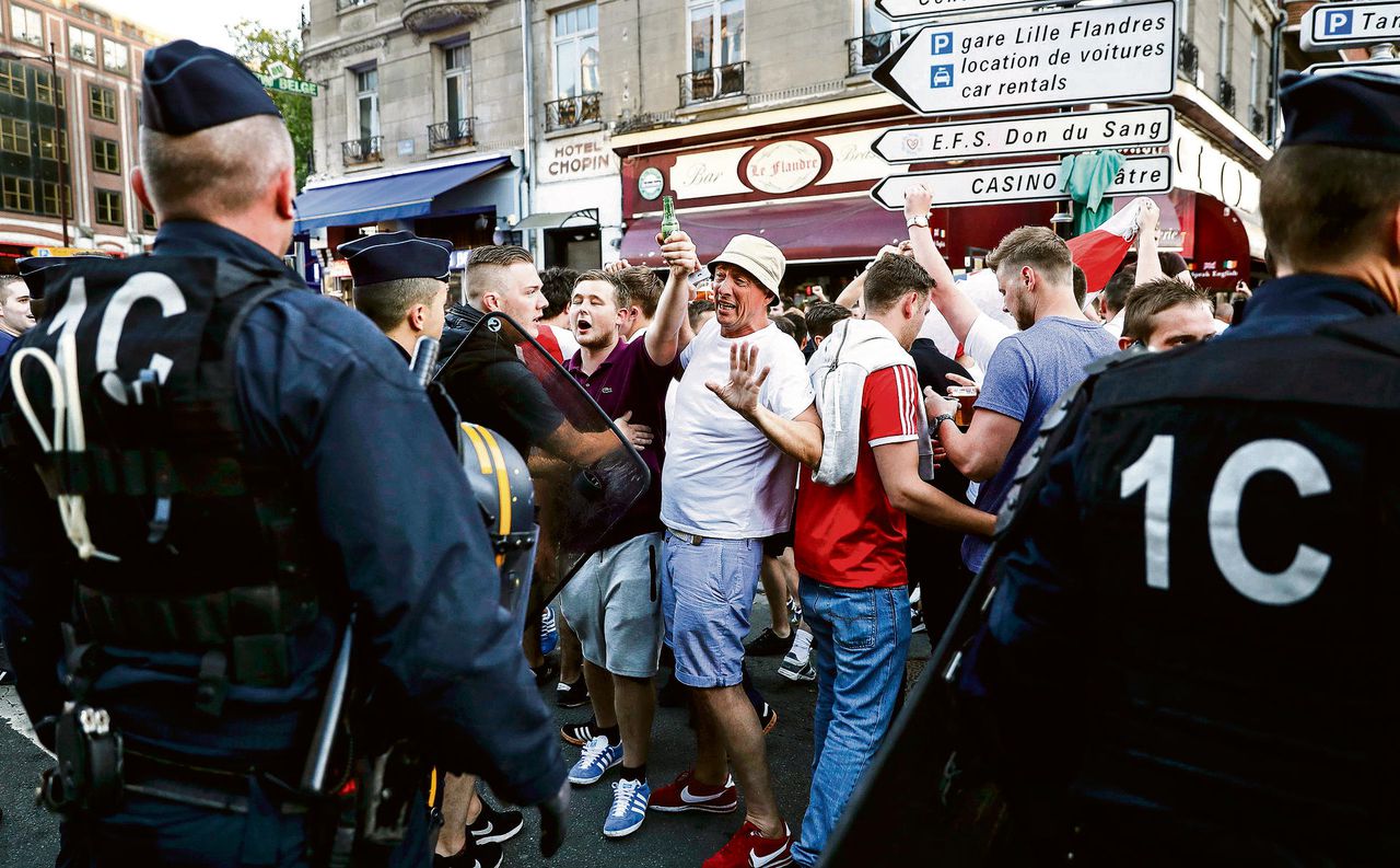 Supporters van het Engelse team, woensdag in Lille. Op alle straathoeken stonden groepjes agenten. De politie zette ’s avonds korte tijd traangas in.