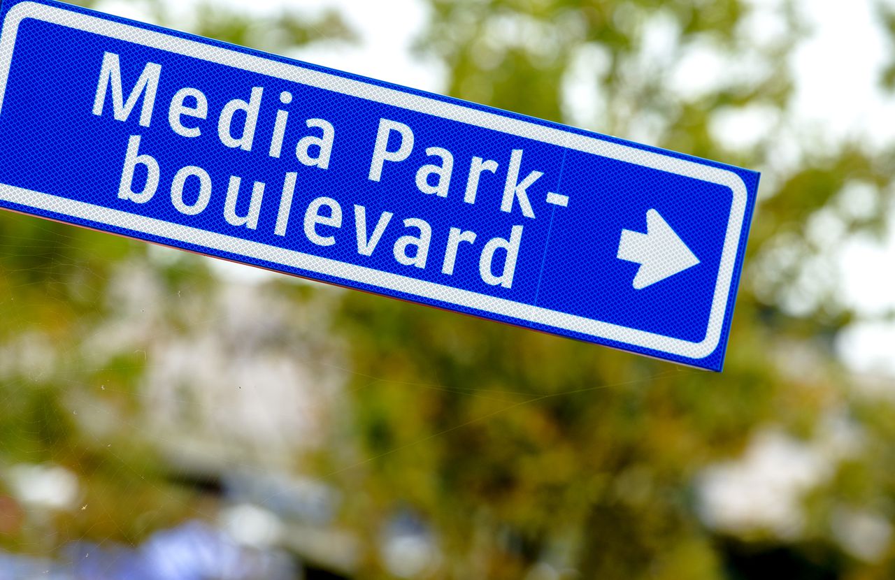 Straatnaambord op het Hilversumse Media Park. Dekker wil dat er vanaf 2016 minder amusement te zien is op NPO1, NPO2 en NPO3.