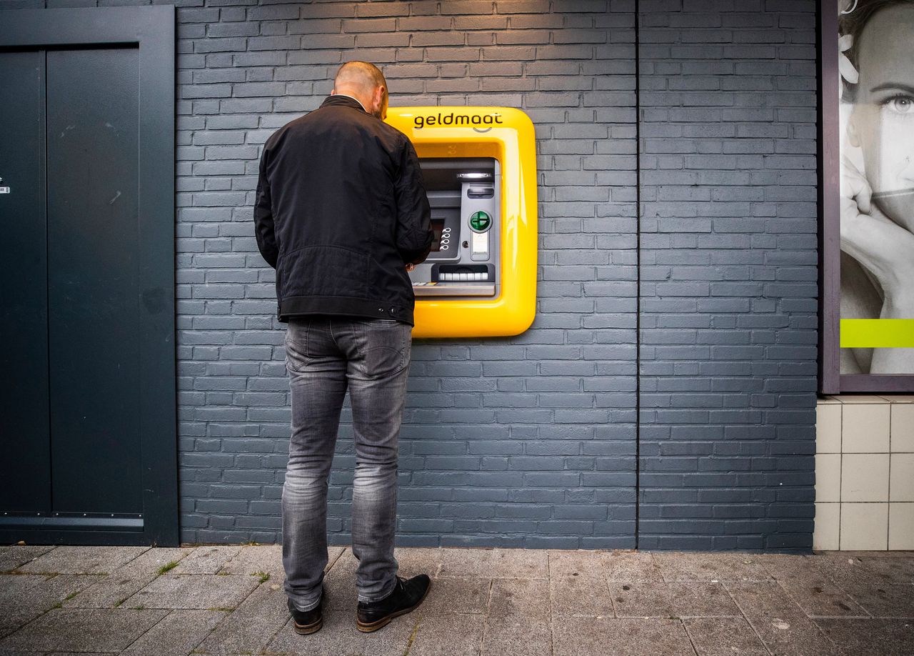 Om kosten te besparen, werken Nederlandse banken momenteel aan een gezamenlijk netwerk van geldautomaten.