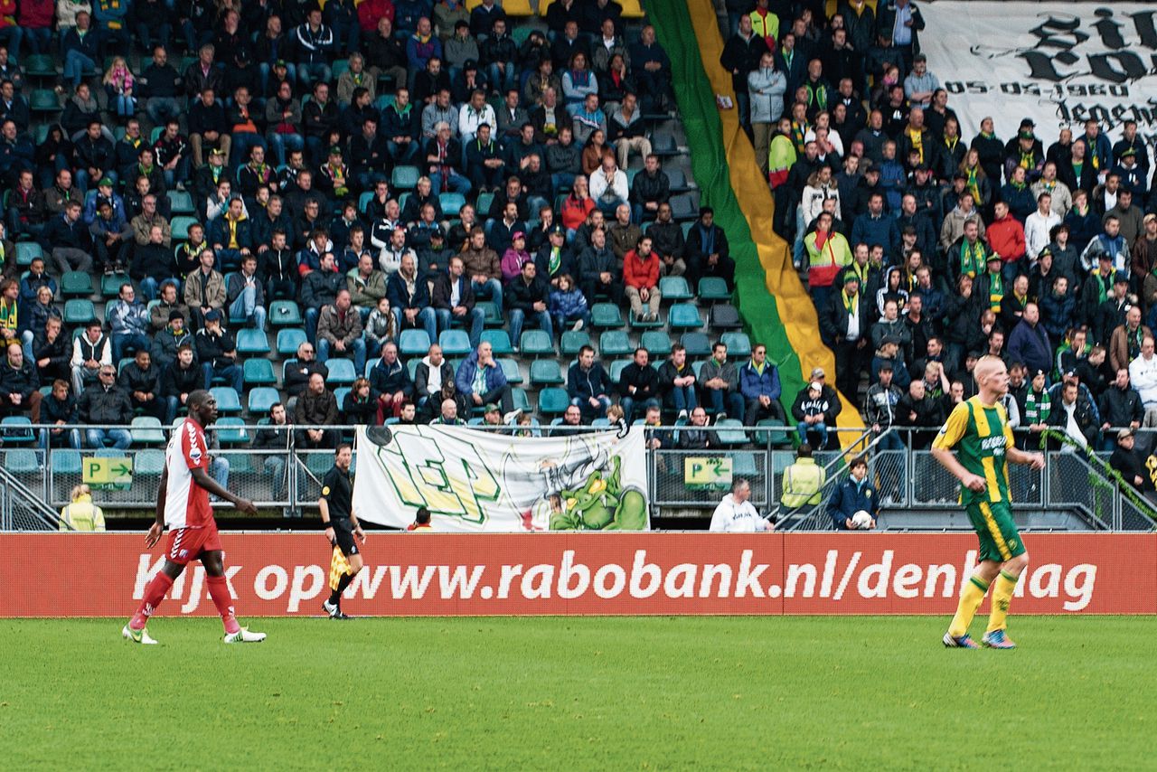 De Rabobank heeft 80 procent van de Nederlandse profclubs als klant. De bank is tevens sponsor bij veel clubs, onder meer via reclame langs het veld.