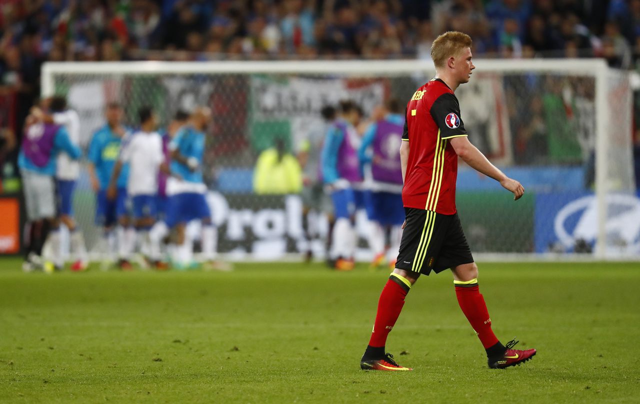 Kevin de Bruyne, de sterspeler van het Belgische elftal, loopt teleurgesteld weg na de nederlaag tegen Italië.