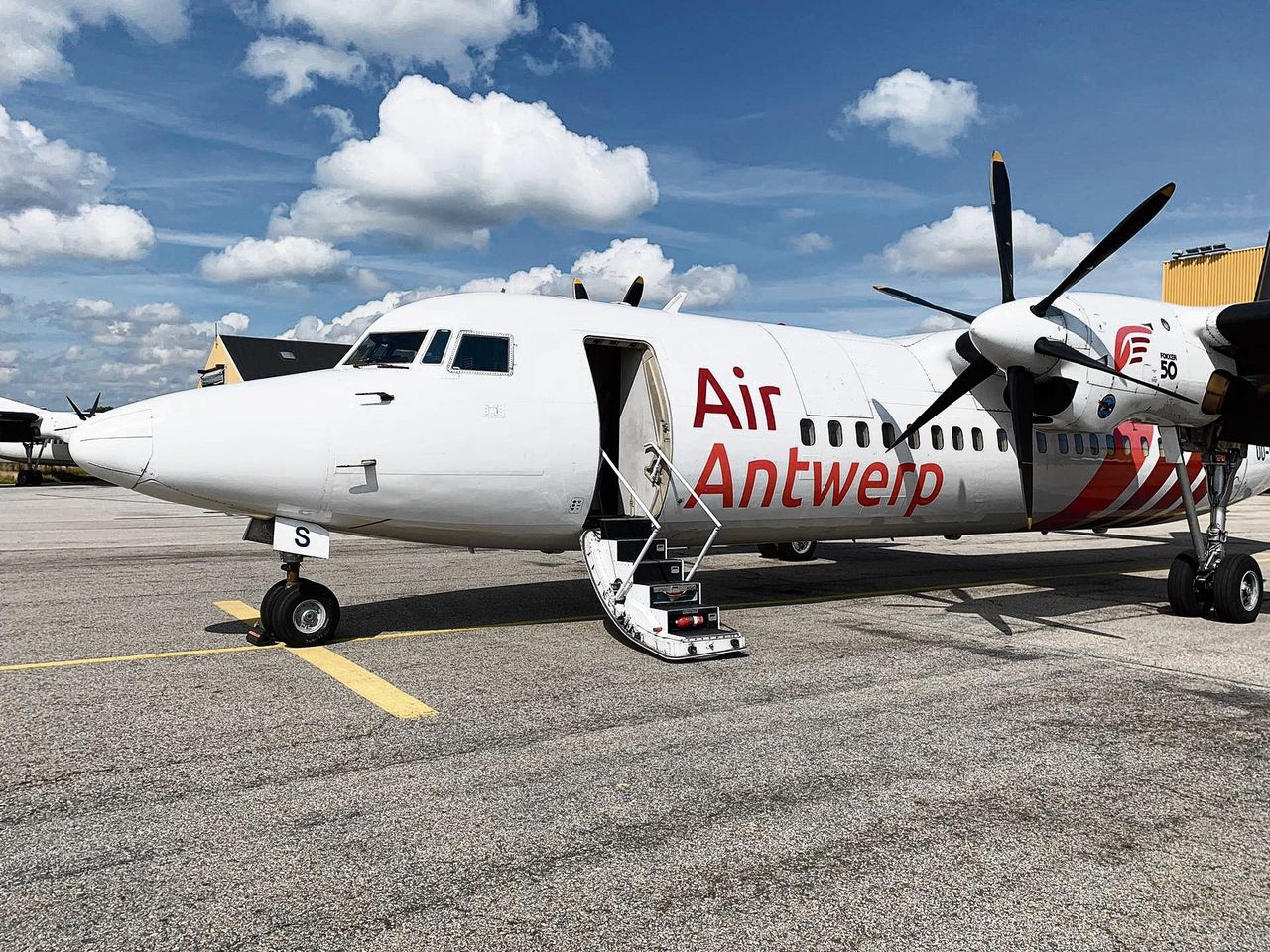 De nieuwe luchtvaartmaatschappij Air Antwerp heeft één vliegtuig, een Fokker 50 turboprop. Vanaf 9 september vliegt het toestel op elke werkdag drie keer op en neer naar Londen.