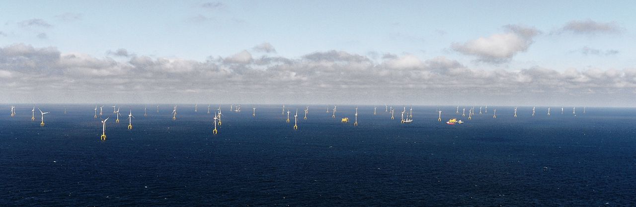 Windturbines van het windpark BARD Offshore 1, op ​​100 kilometer ten noordwesten van het Duitse eiland Borkum in de Noordzee.